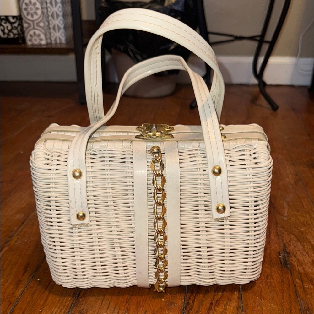 Vintage Charming Wicker Handbag with Gold Chain Accent